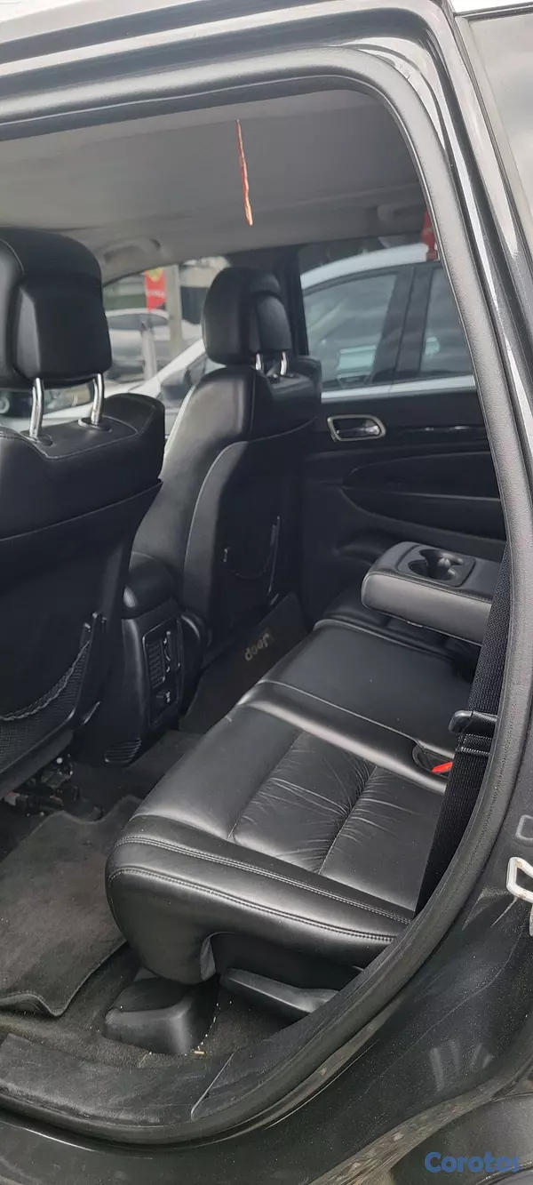jeepetas y camionetas - JEEP GRAND CHEROKEE LAREDO 2011 4
