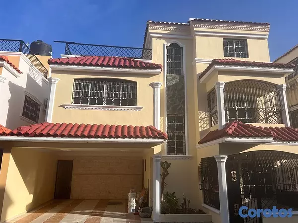 casas - venta de casa en vista hermosa cerca de la avenida mella Santo Domingo este  3