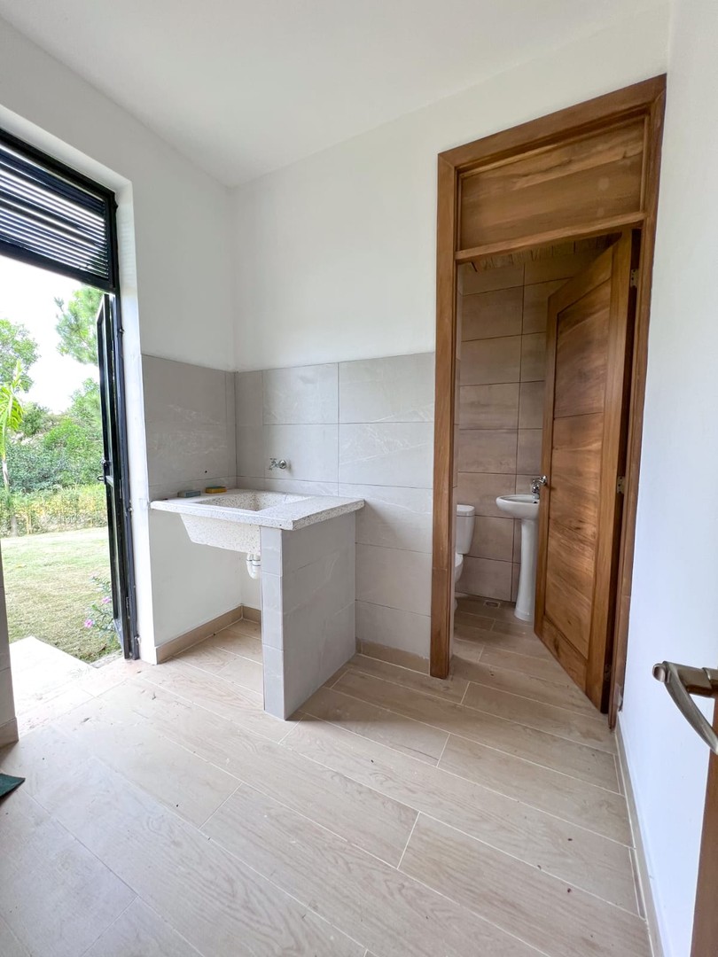 casas vacacionales y villas - Preciosa Villa Nueva en Proyecto Cerrado de Jarabacoa  3