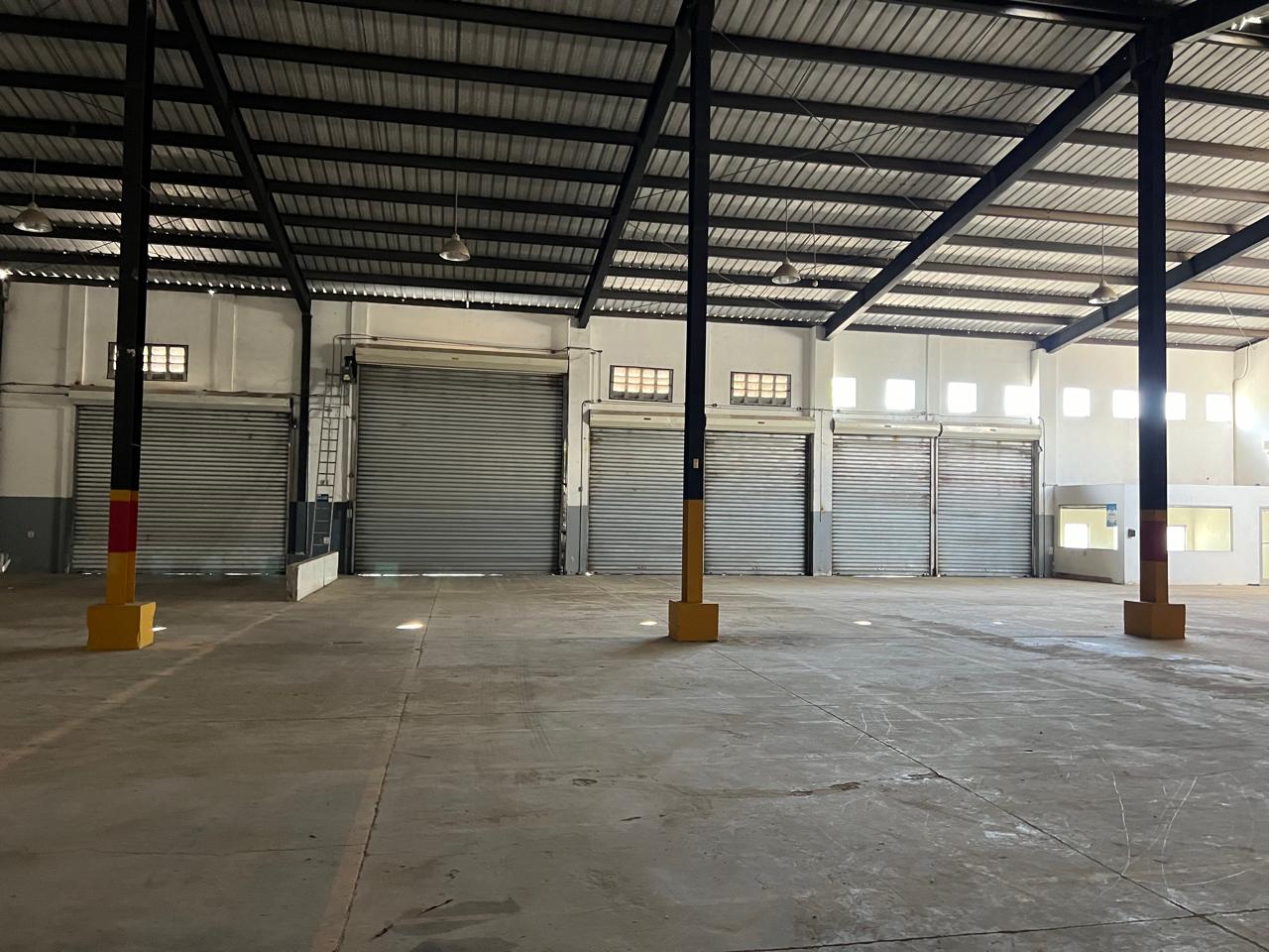 oficinas y locales comerciales - Se renta amplia nave en Av 27 de febrero 8