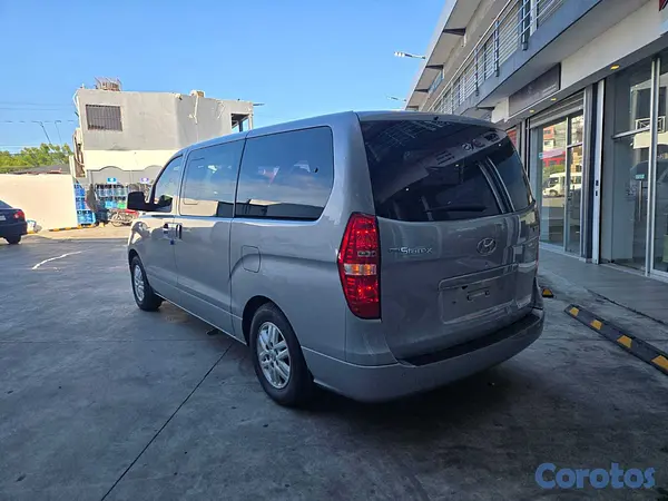 jeepetas y camionetas - HYUNDAI GRAND STAREX 2021 GRIS 17