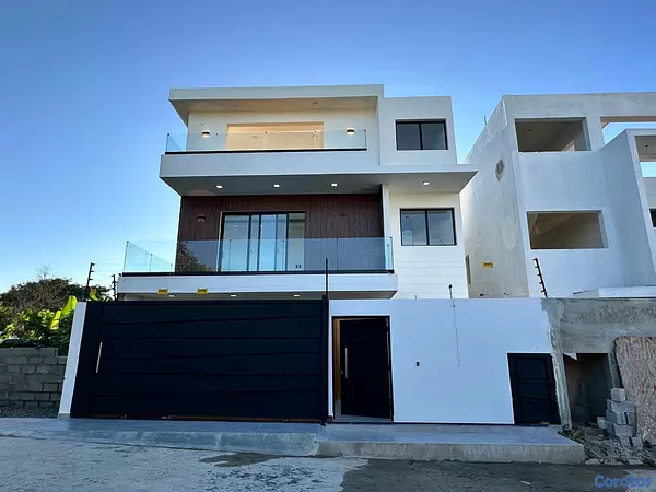 casas - venta de casa con piscina en la autopista de san isidro Santo Domingo este  2