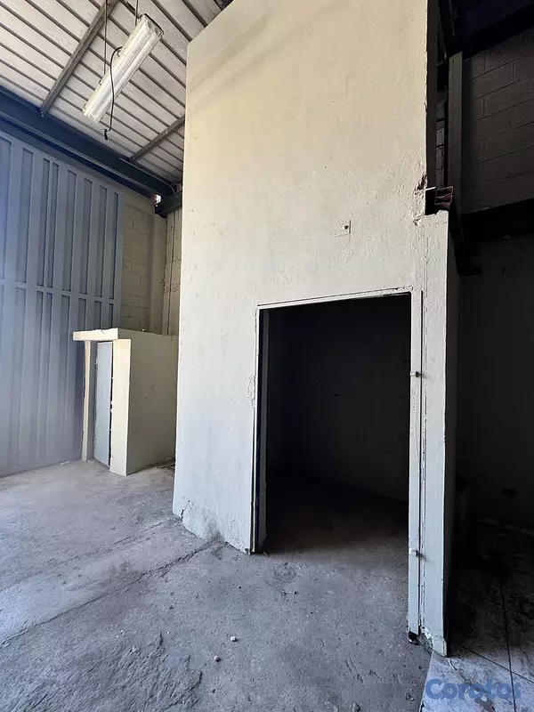 oficinas y locales comerciales - NAVE COMERCIAL 4