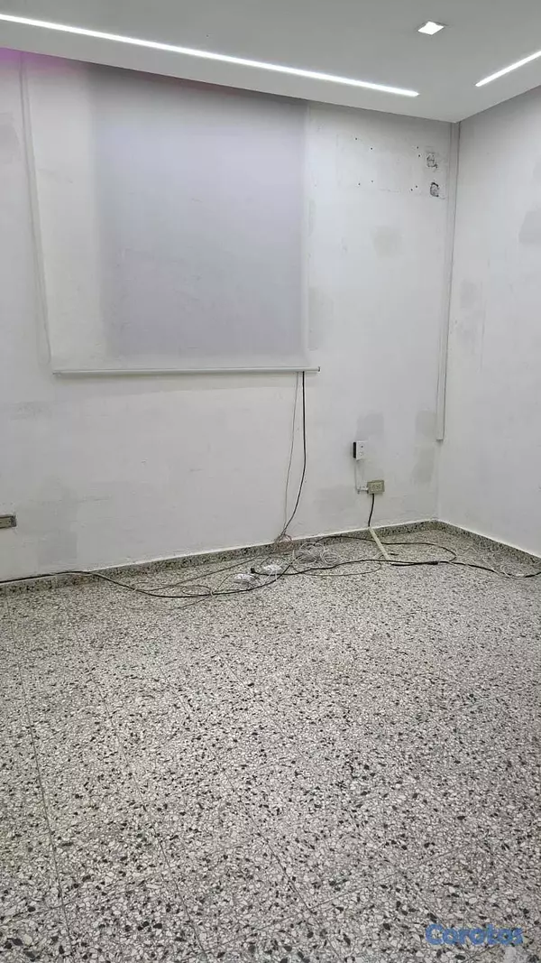 oficinas y locales comerciales - Alquilo Local de 100 Mts en 2do nivel, Av. Rómulo 5