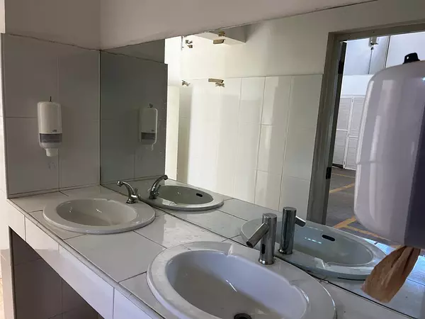 oficinas y locales comerciales - Se renta amplia nave en Av 27 de febrero 10