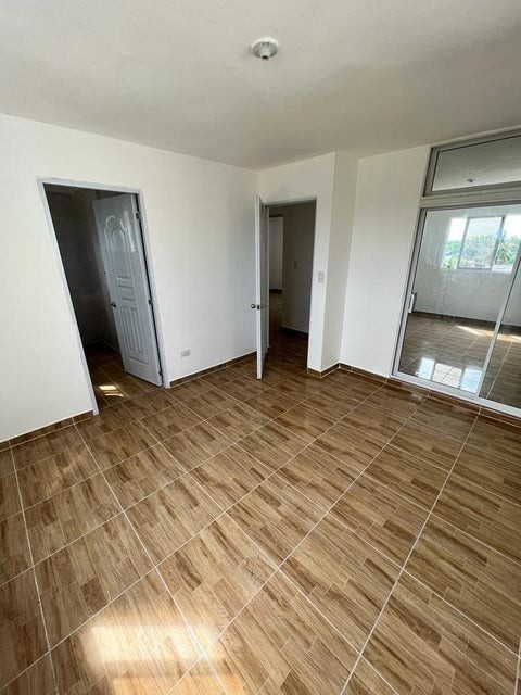 apartamentos - Apartamento en venta #24-460 de 3 habitaciones, 2 puestos, 2 baños completos. 4