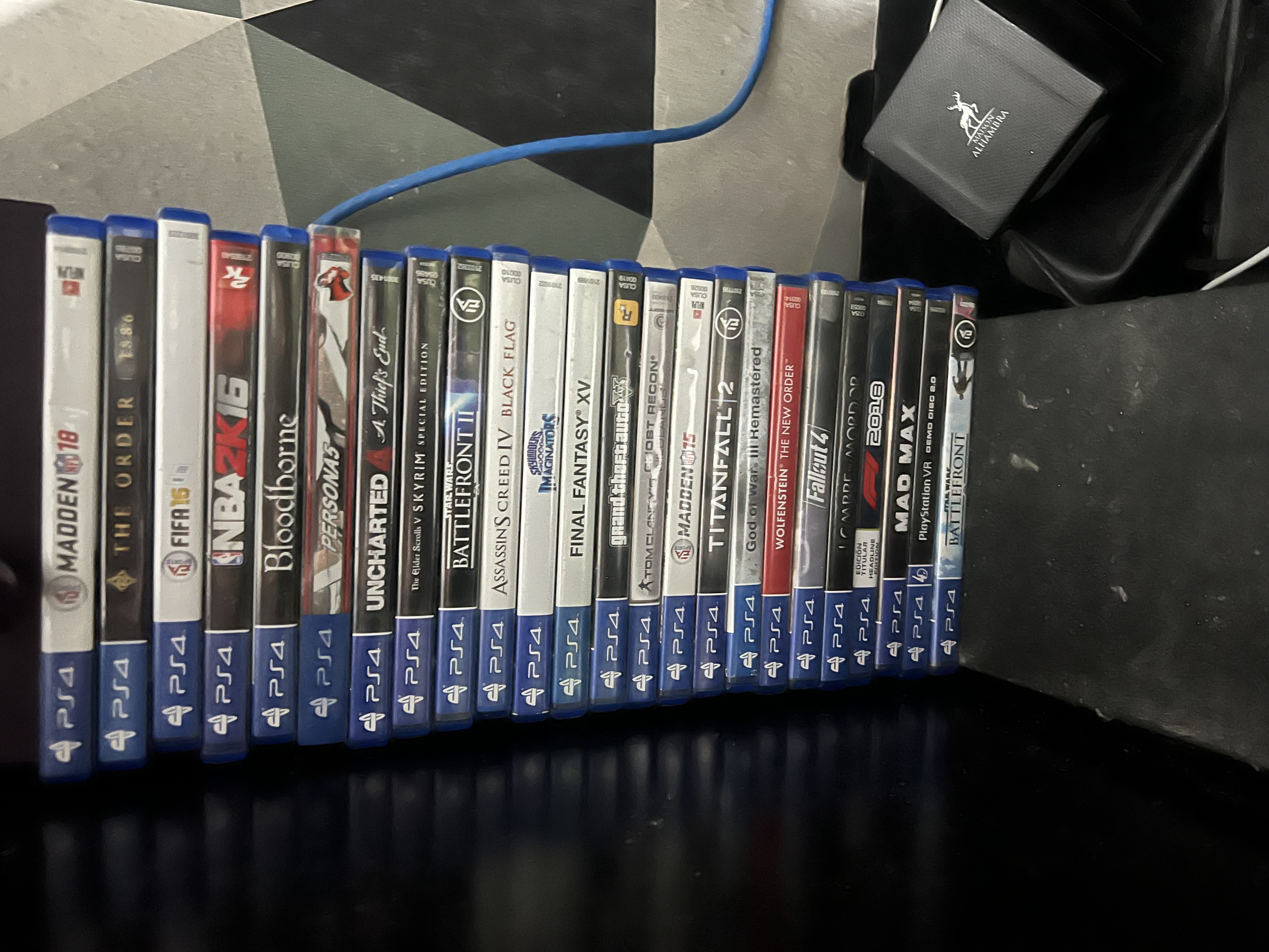 consolas y videojuegos - Vendo play 4 Slim en buenas condiciones , y cinta 0