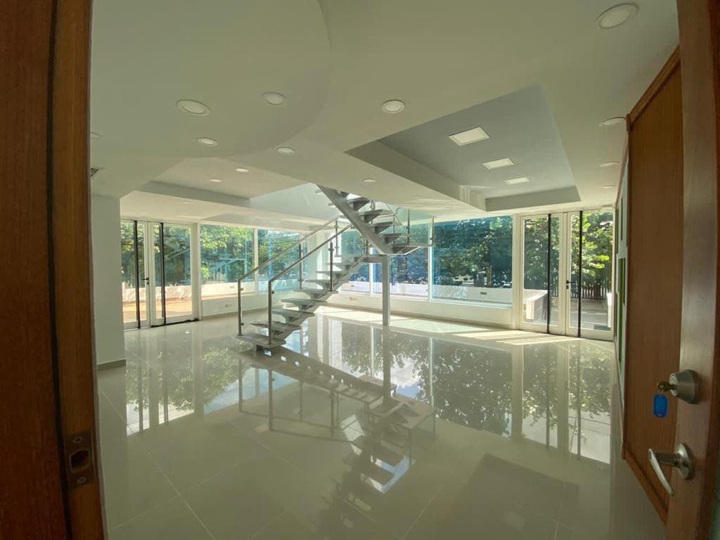 oficinas y locales comerciales - Se alquila hermoso Local de 2 niveles para oficina o consultorios