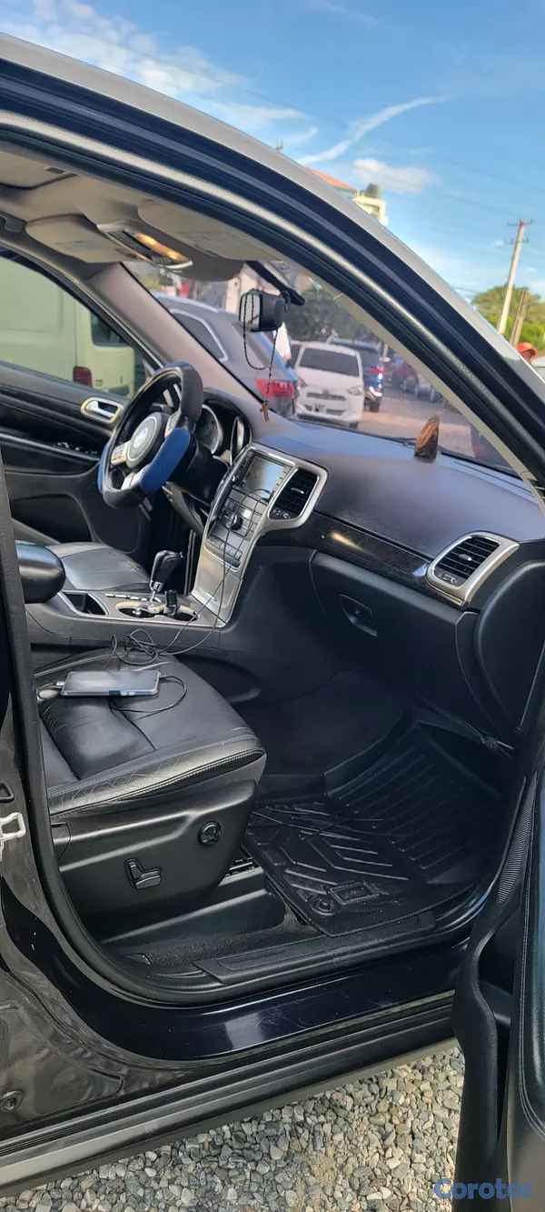 jeepetas y camionetas - JEEP GRAND CHEROKEE LAREDO 2012 3