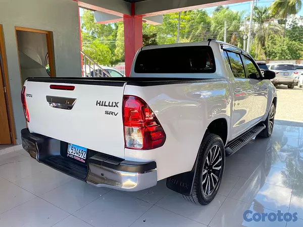 jeepetas y camionetas - Toyota Hilux 2020 4x4 diesel automática  9