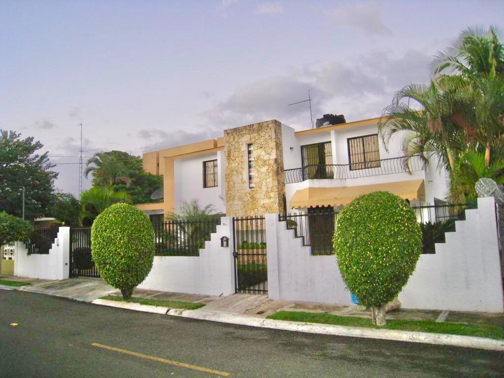 casas - Preciosa Casa de 2 Niveles en Los Laureles  0
