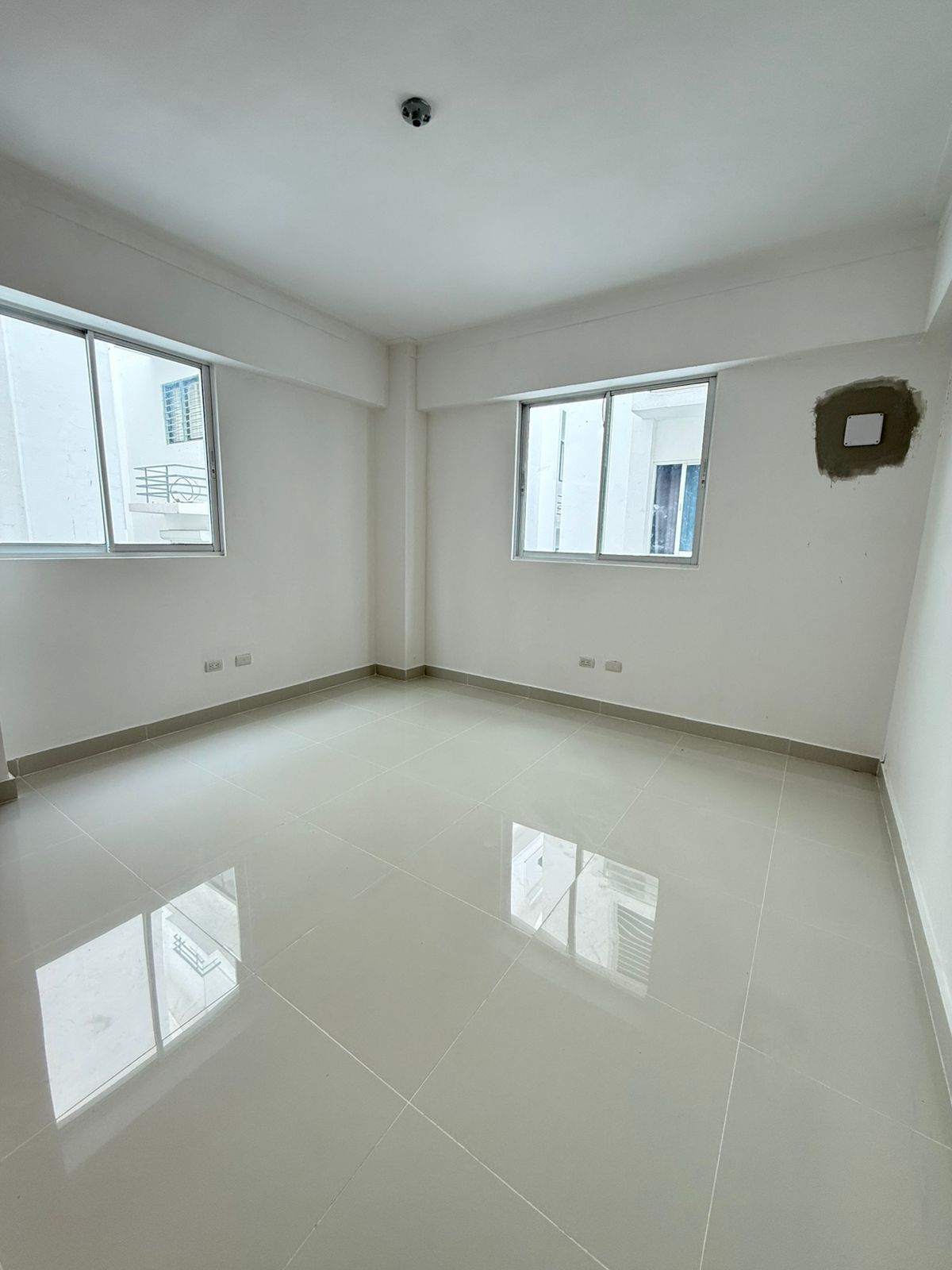 apartamentos - Vendo en el millón tres hab 2.5 baños dos parqueos 4