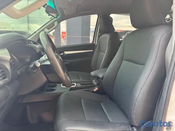 jeepetas y camionetas - Toyota Hilux 2016 5