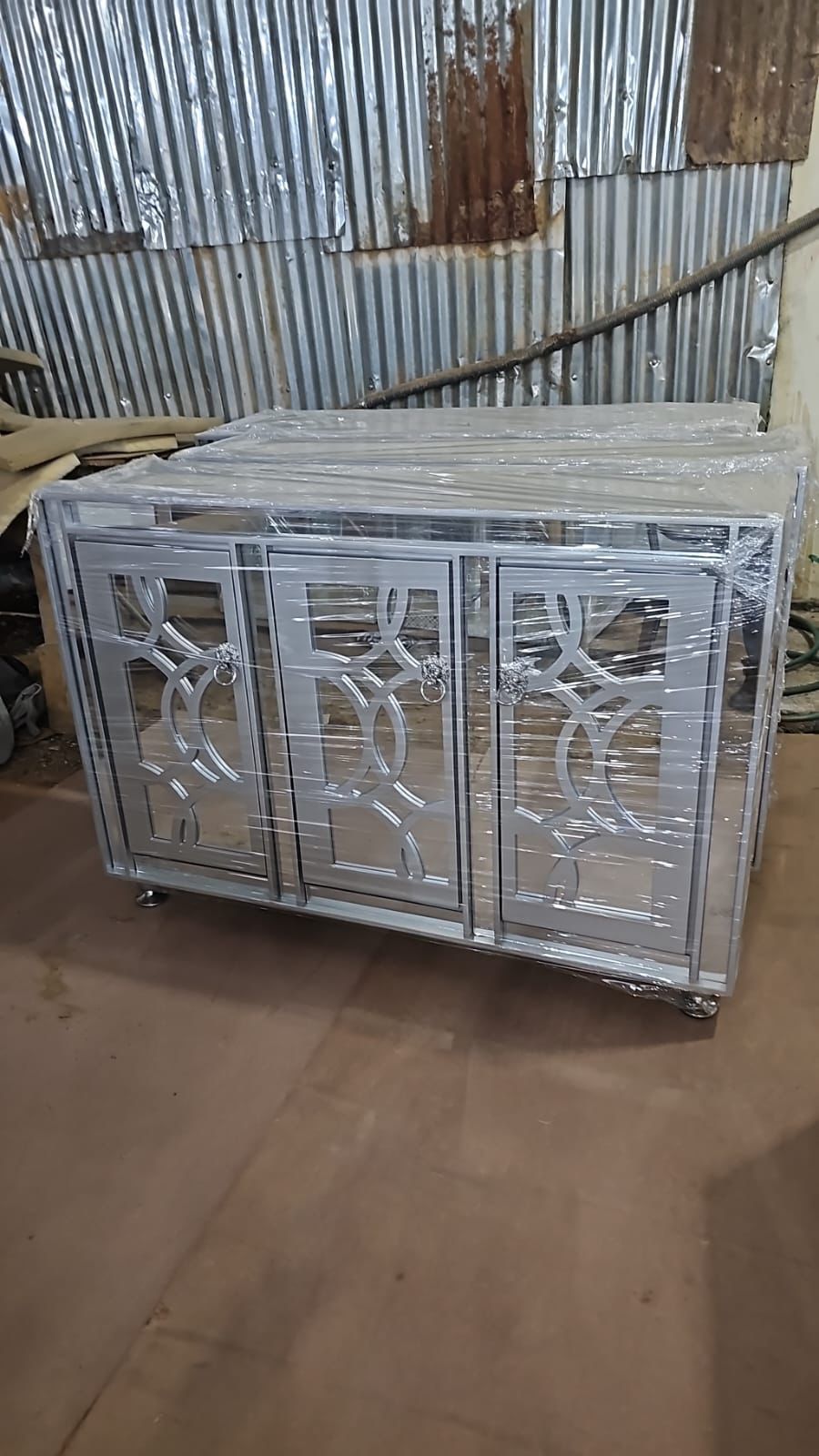 muebles y colchones - Credencia moderna plateada 
