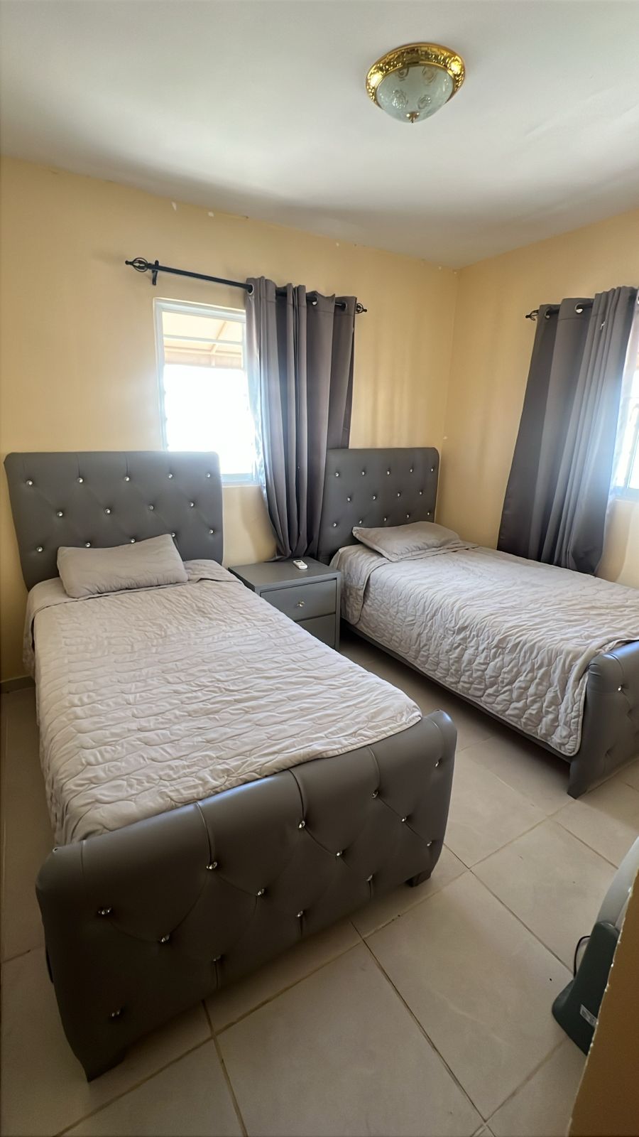 muebles y colchones - Juego de 2 Camas Twin, con mesa de noche y Colchon 0