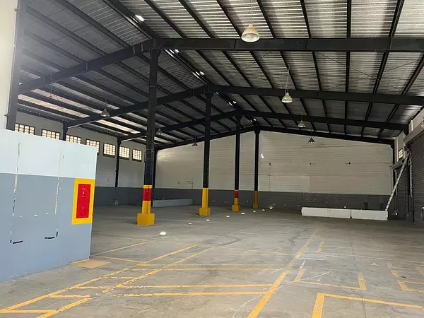 oficinas y locales comerciales - Se renta amplia nave en Av 27 de febrero 2