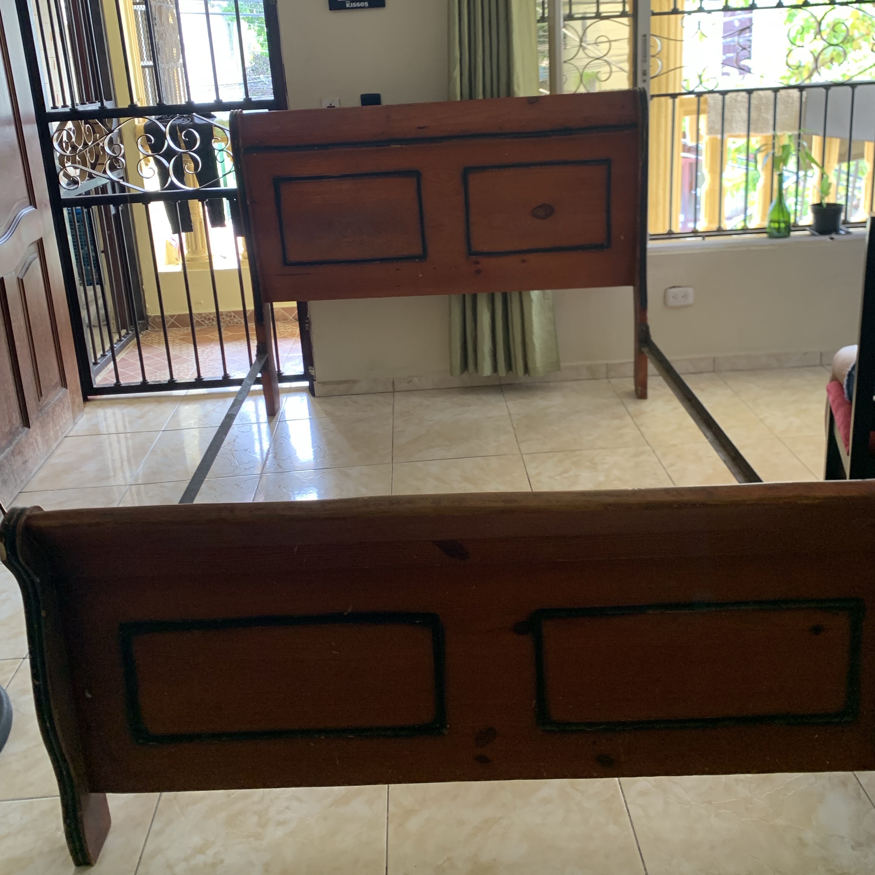 muebles y colchones - Base de cama en pino, en buen estado 
$8,000. 0