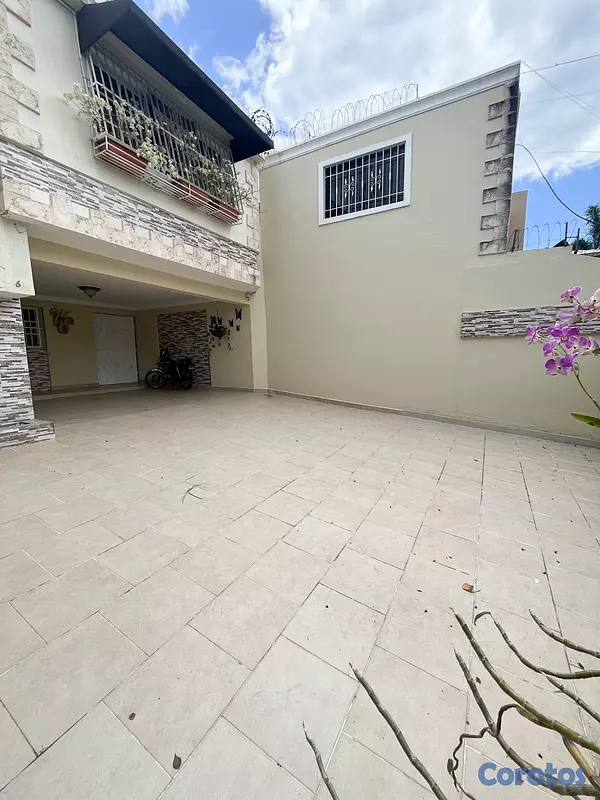casas - vendo casa los restauradores 4 habitaciones con baño 4 parqueos jacuzzi terraza 4