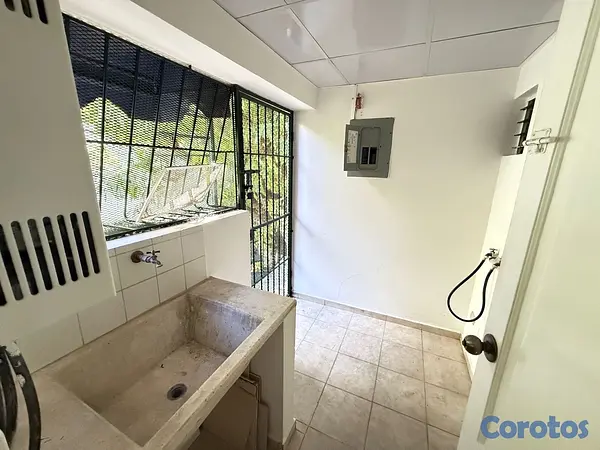 apartamentos - Se alquila amplio apartamento En Evaristo Morales 8