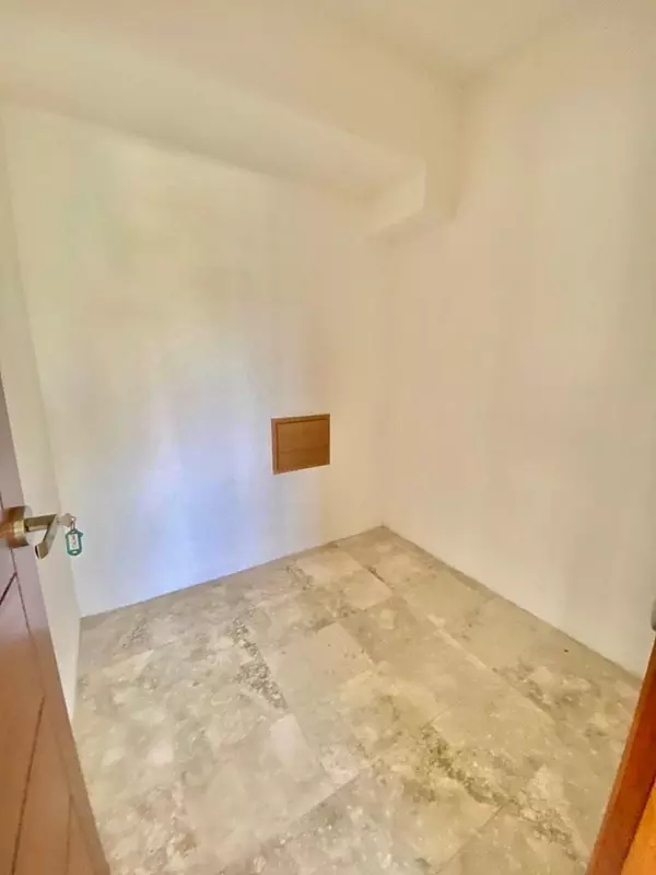 apartamentos - Apartamento en Venta
SERRALLÉS 
USD 270,000.00
Mantenimiento: RD$10,000.00

 6