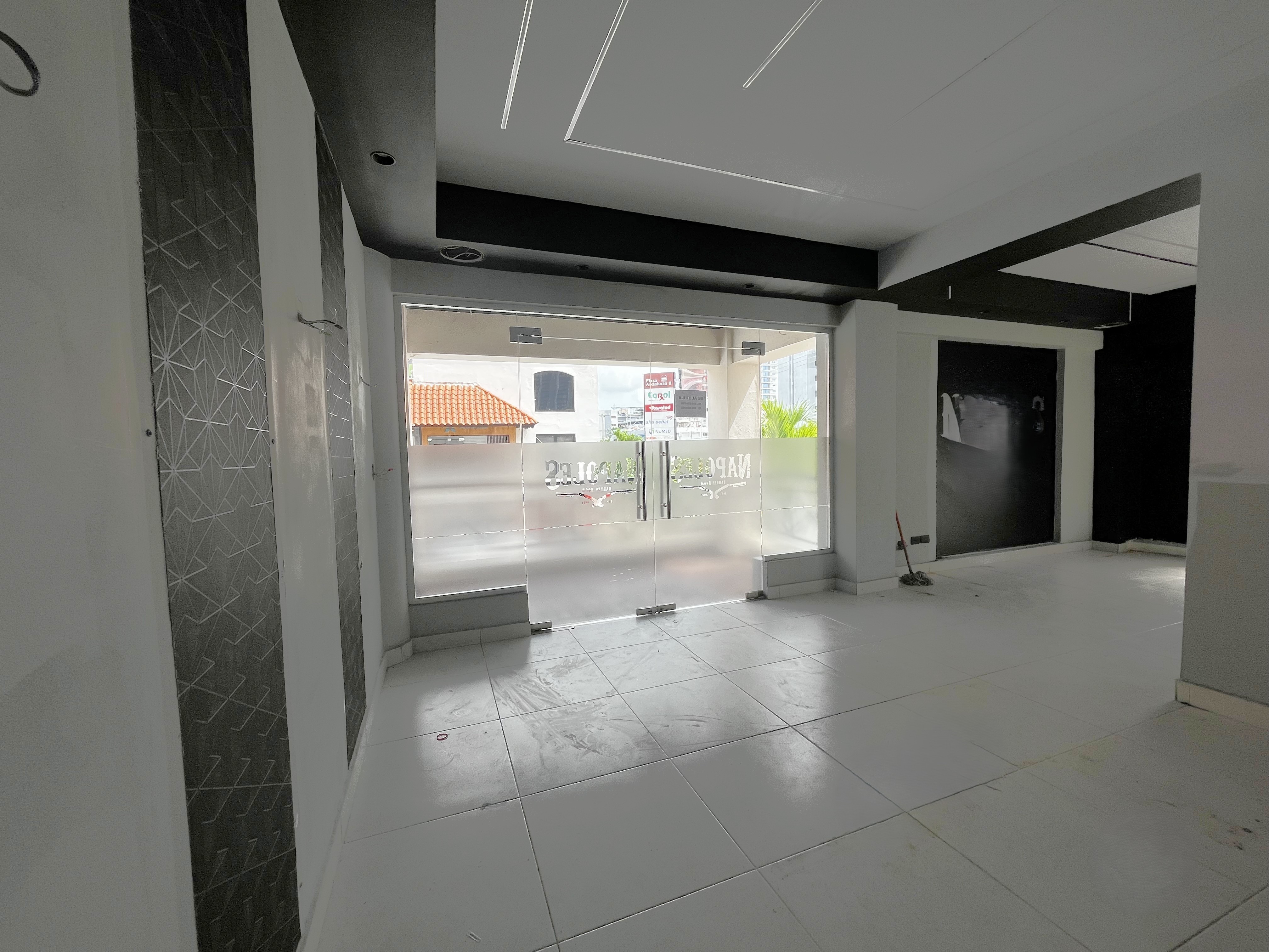 oficinas y locales comerciales - Local Comercial Alquiler Piantini  de 64 m2