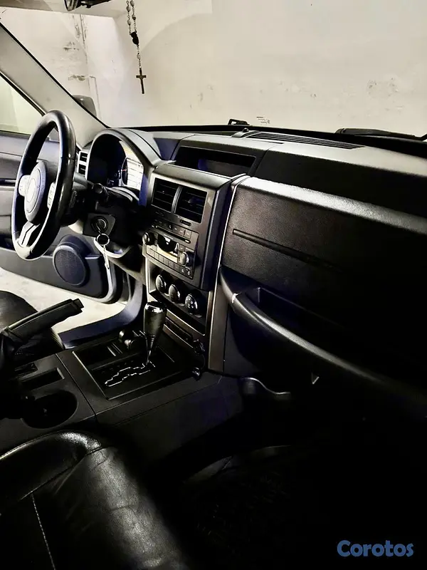jeepetas y camionetas - Vendo Jepp Liverty  5