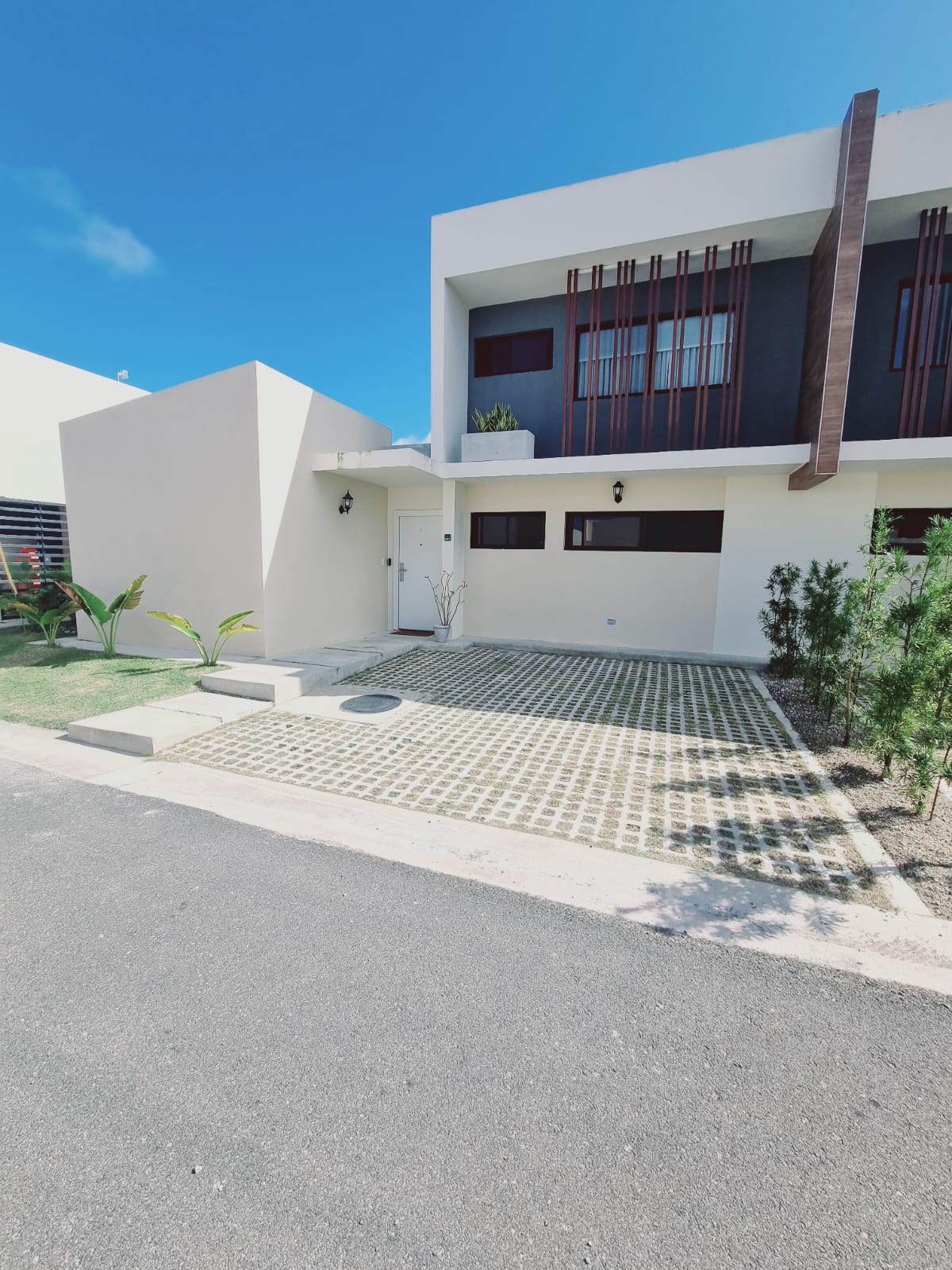 casas vacacionales y villas - Vendo Villa punta cana amueblada tres hab patio pr 1
