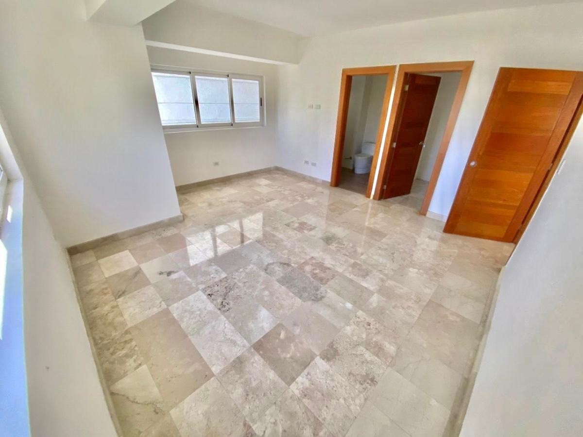 apartamentos - Apartamento en Venta
SERRALLÉS 
USD 270,000.00
Mantenimiento: RD$10,000.00

 3