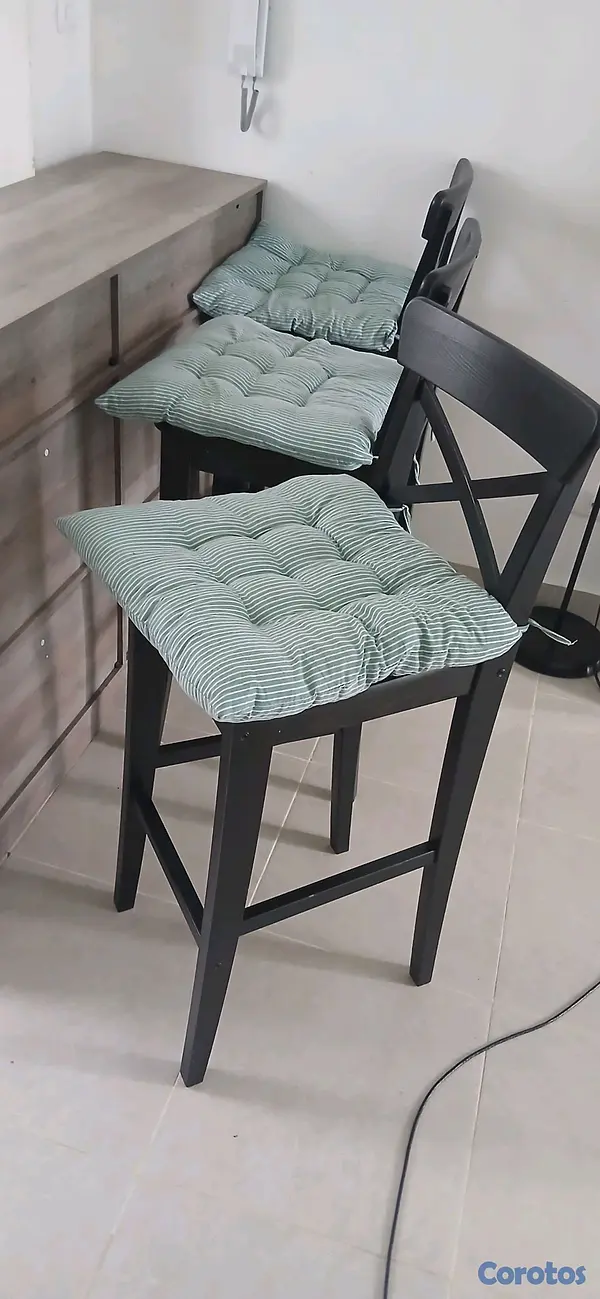 muebles y colchones - Credenza de 4 puertas y 4 gavetas 
3 sillas desayunandor de ikea  14