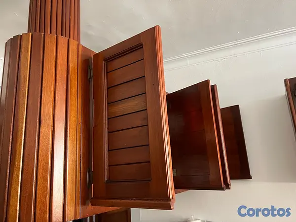 muebles y colchones - vitrina/gabinete aéreo de caoba con puertas de cristal, como nuevo  3