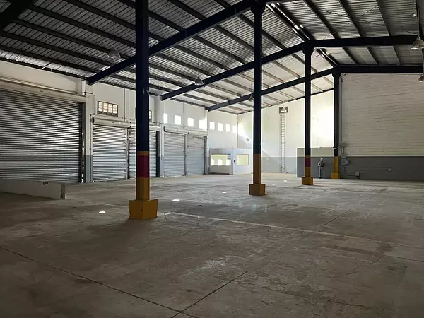 oficinas y locales comerciales - Se renta amplia nave en Av 27 de febrero 5