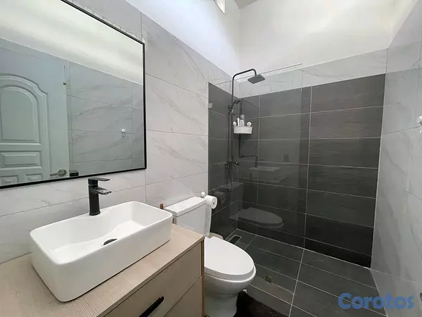casas - Casa totalmente remodelada en venta en Quisqueya justo al borde del millón 16