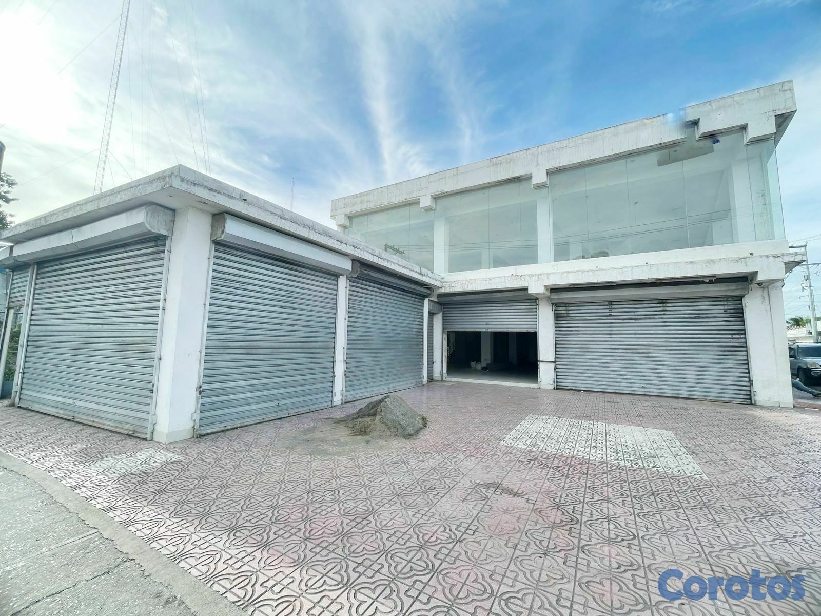 oficinas y locales comerciales - Alquiler local amplio  4