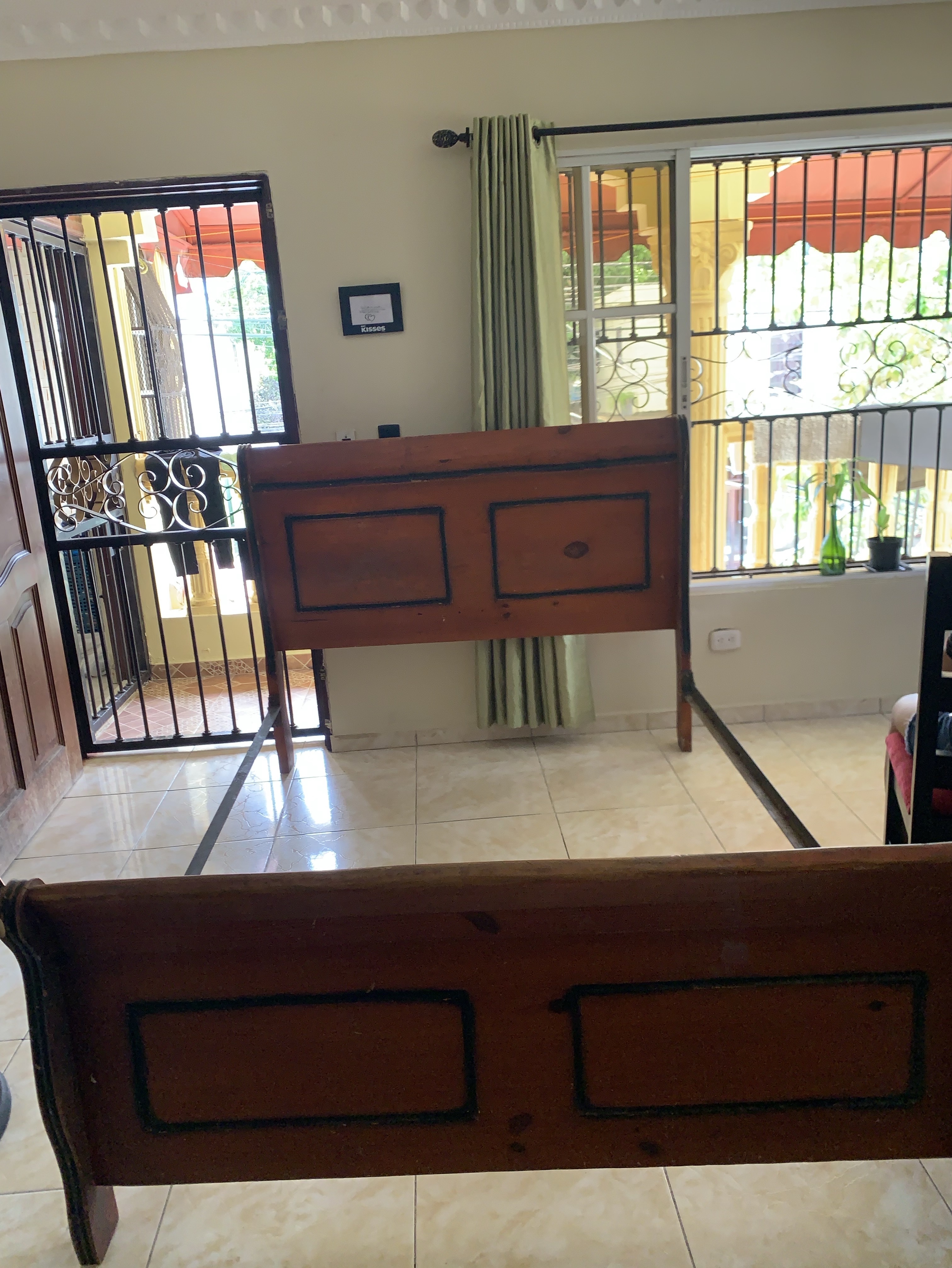 muebles y colchones - Base de cama en pino, en buen estado 
$8,000. 3
