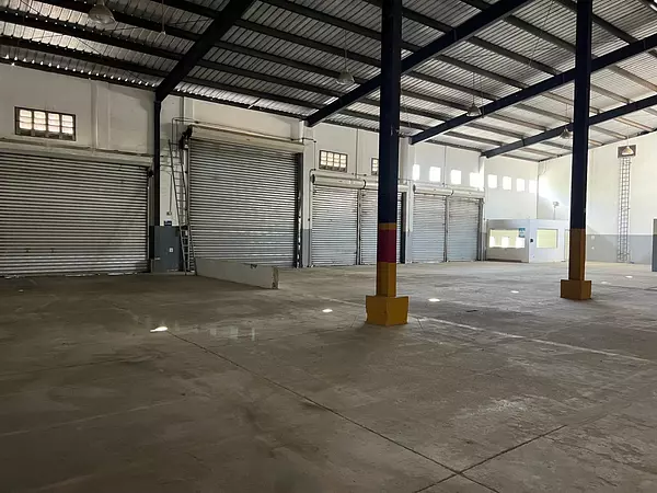 oficinas y locales comerciales - Se renta amplia nave en Av 27 de febrero 6