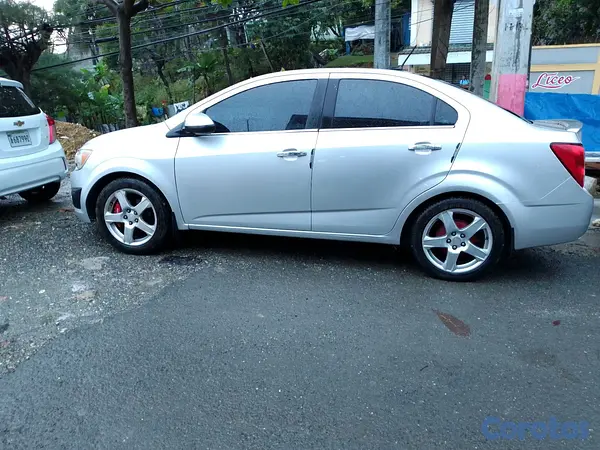 carros - Chevrolet Sonic  2