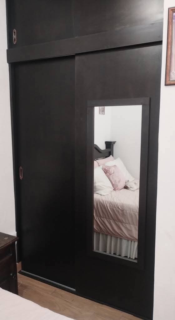 muebles y colchones - Closet en negro con puertas corrediza 