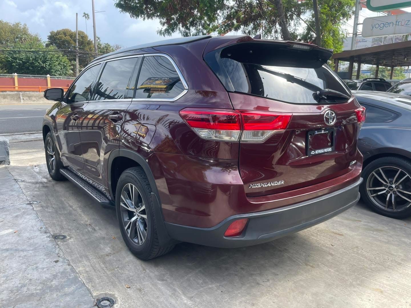 jeepetas y camionetas - TOYOTA HIGHLANDER LE 2017 4