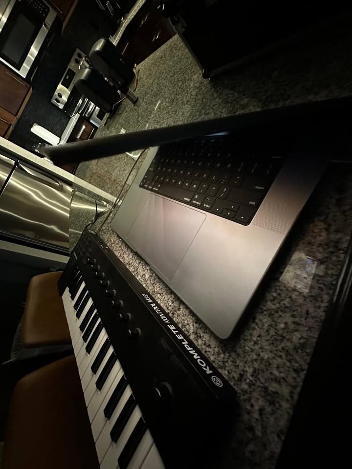 computadoras y laptops - MacBook Pro 16 M1 MAX, 32RAM, 1TB, 2021. 3