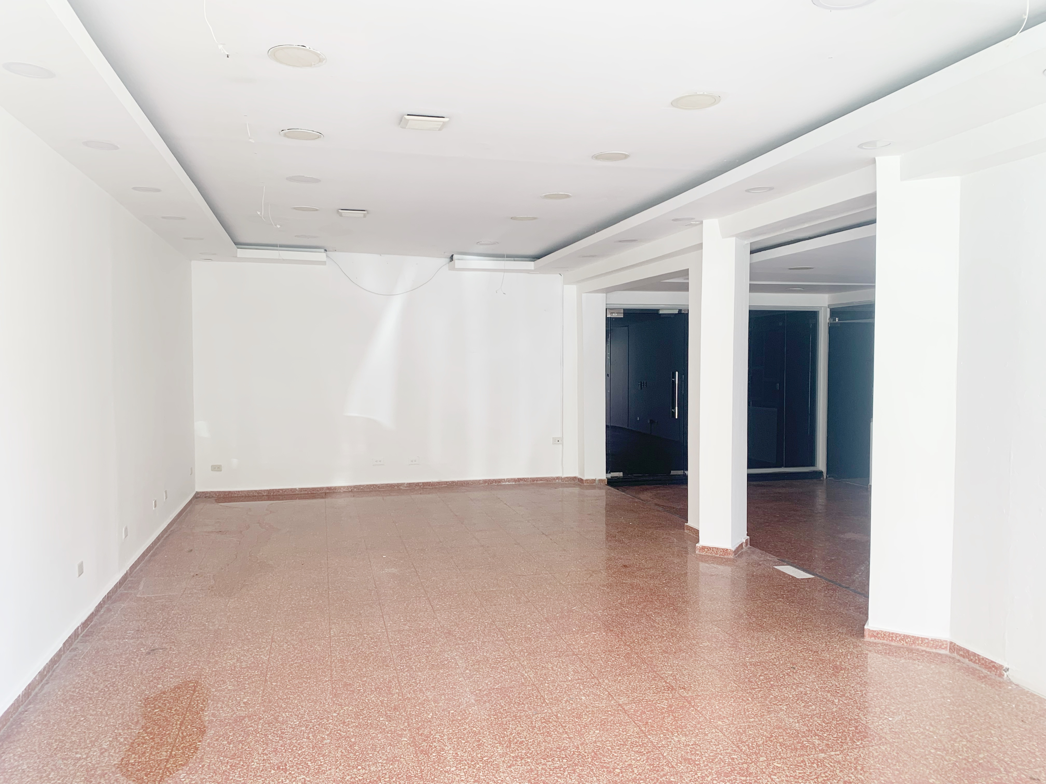 oficinas y locales comerciales - Local céntrico en primer nivel 2