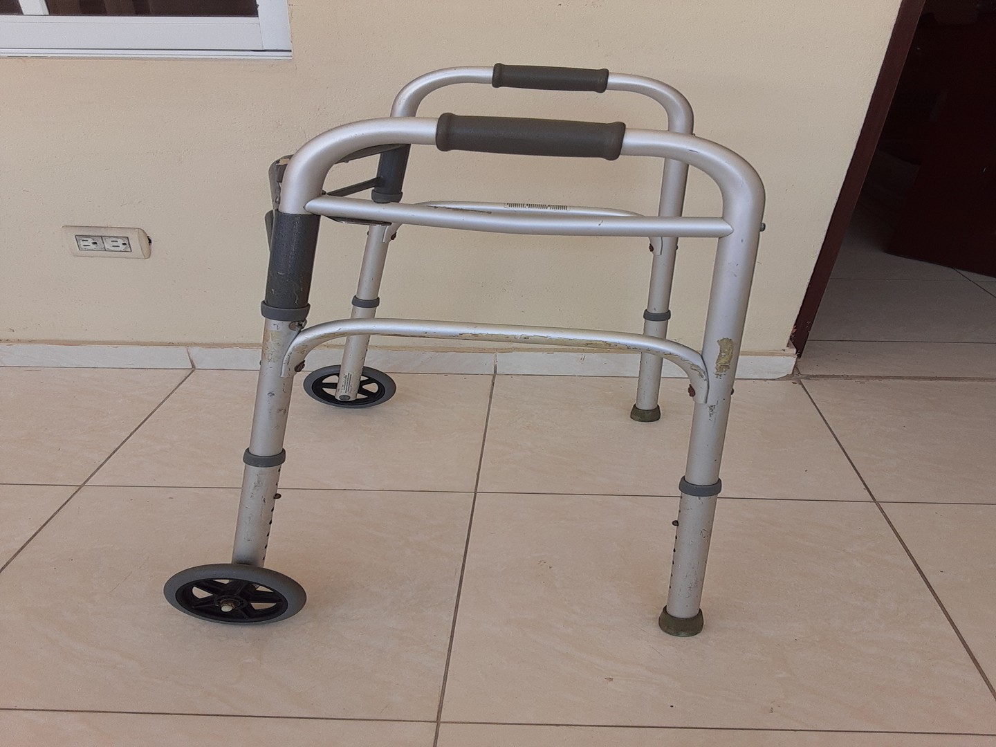 salud y belleza - Andador con ruedas para adultos. 3