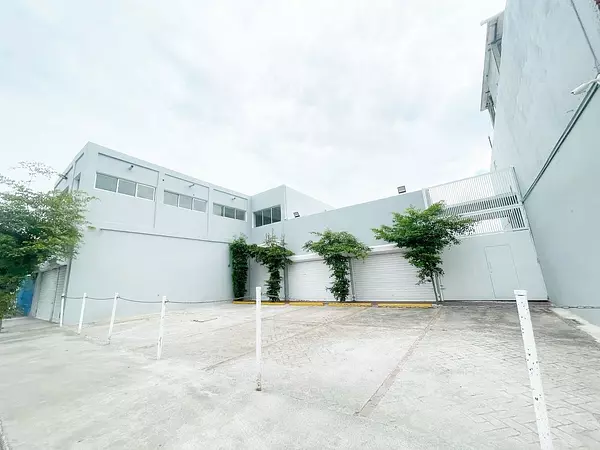 oficinas y locales comerciales - Alquiler céntrico local en Serralles 4