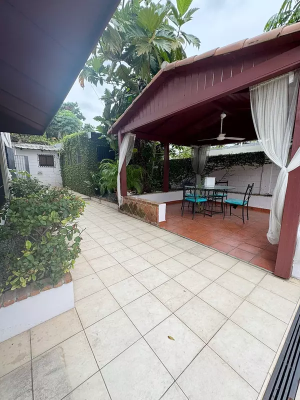 casas - Propiedad céntrica en Alquiler  9