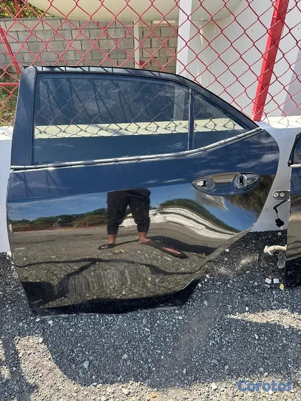 repuestos - Las 4 puertas de Toyota corolla 2015 con sus covers.  4