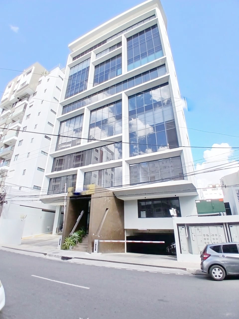 oficinas y locales comerciales - Local céntrico en Evaristo morales  5