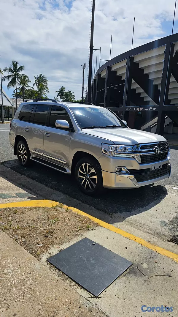 jeepetas y camionetas - VENDO LA LAND CRUISER MAS NUEVA, POCO USO 8