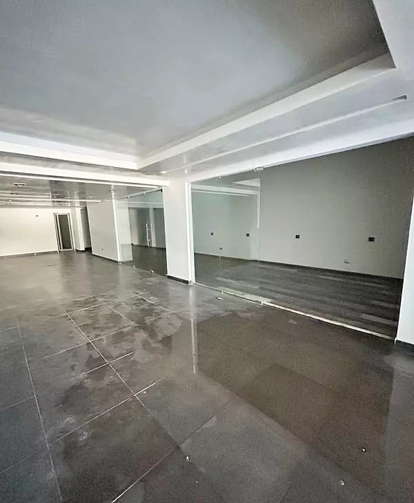 oficinas y locales comerciales - Local en Naco en primer nivel 8