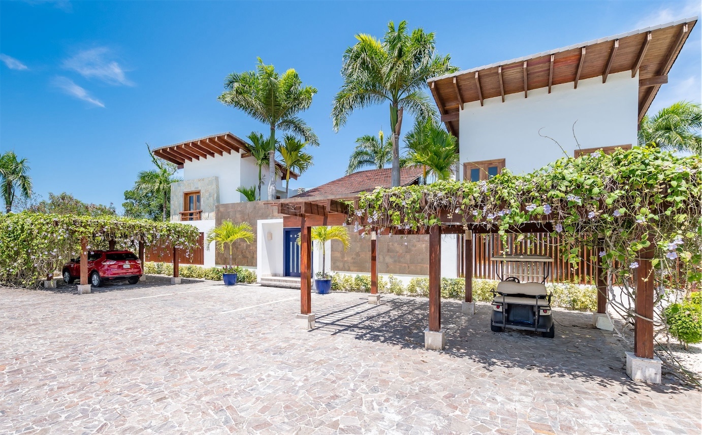 casas vacacionales y villas - Majestuosa Villa en Venta en Cap Cana, cerca de Punta Espada  2