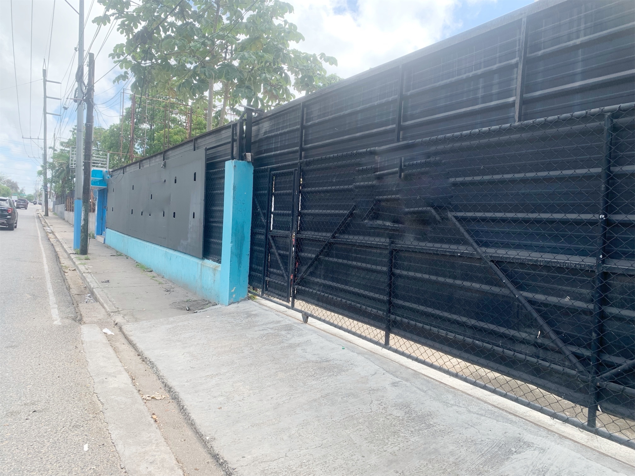 oficinas y locales comerciales - Local
Con amplio solar 1
