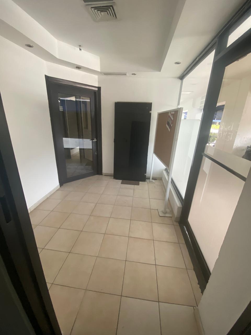 oficinas y locales comerciales - Alquilo Local Comercial de 300 Metros en 2do Piso  8